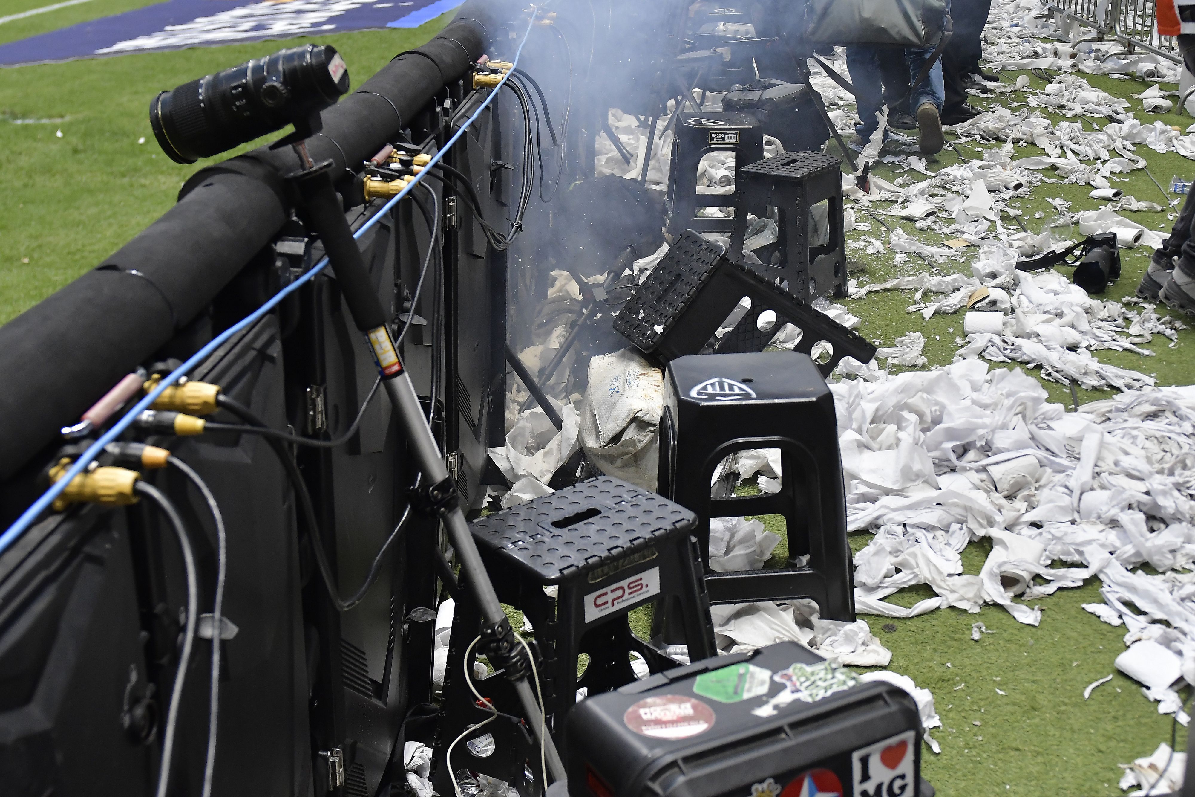 Bomba atirada ao gramado na final da Copa do Brasil atingiu fotógrafo que trabalhava no jogo