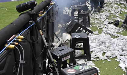 Bomba atirada ao gramado na final da Copa do Brasil atingiu fotógrafo que trabalhava no jogo