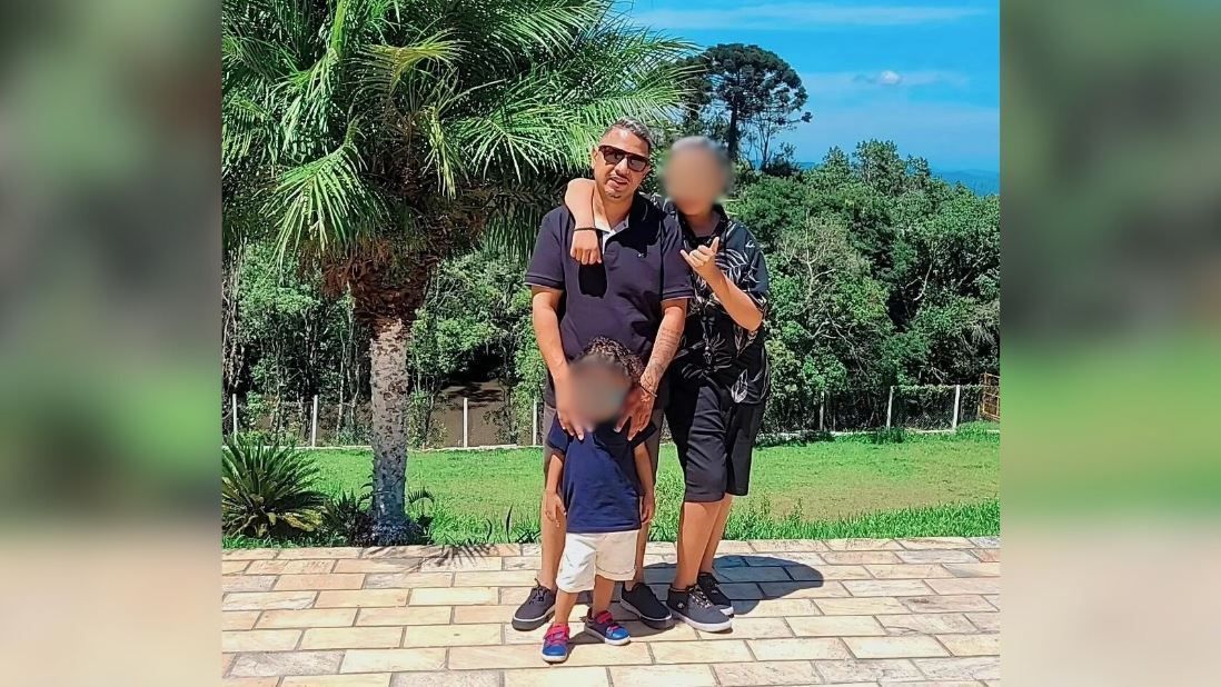 Celso Araújo com seus dois filhos. • Reprodução/Redes sociais