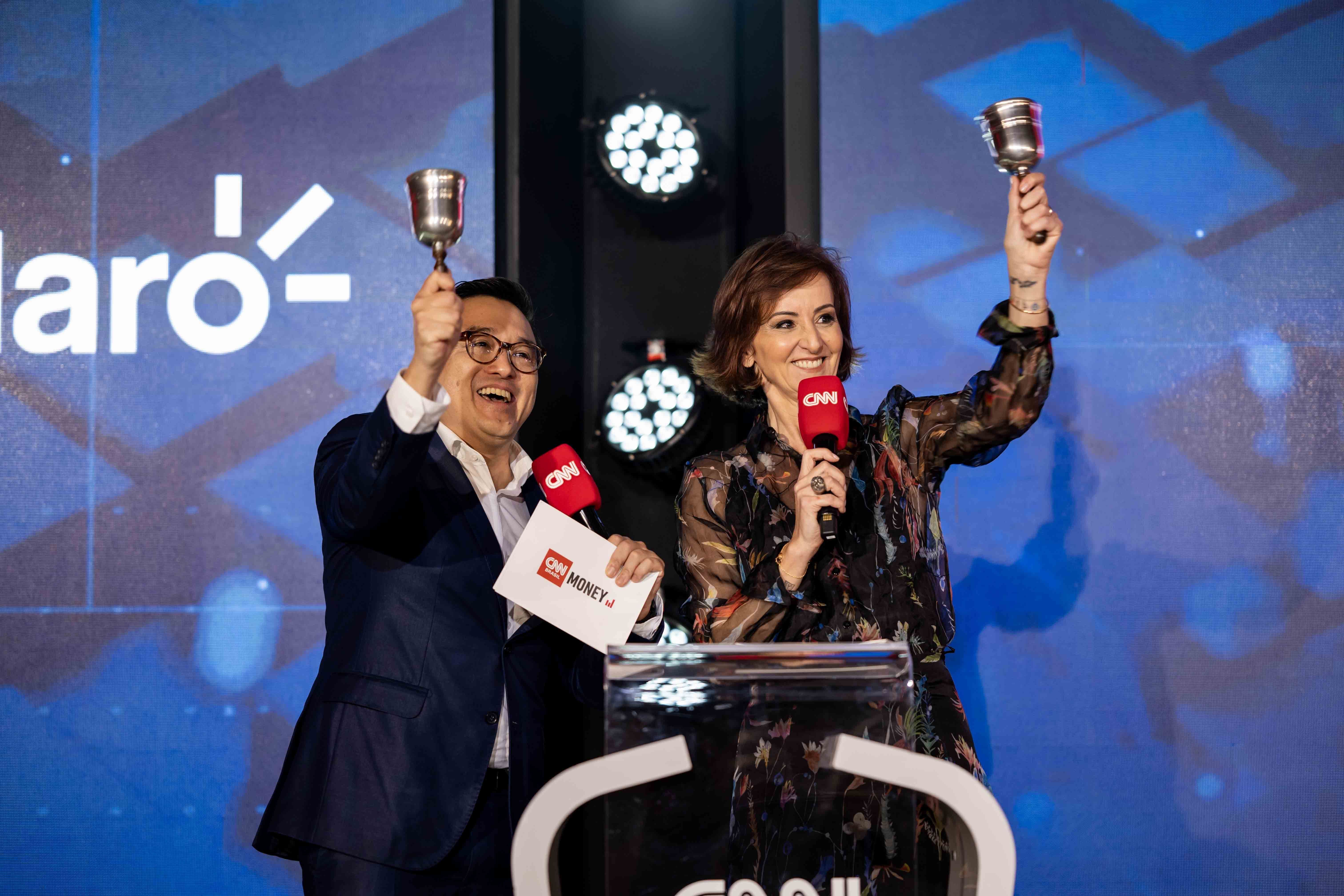 Fernando Nakagawa e Thais Herédia durante cerimônia de inauguração do CNN Money. • Atacama Agência