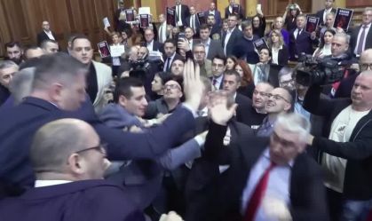 Vídeo: Sessão termina com confusão no Parlamento da Sérvia