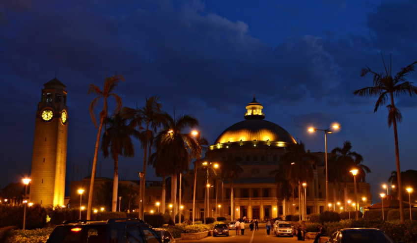 Vista noturna da Universidade do Cairo, a melhor universidade do Egito • African Biomedical Engineering Mobility