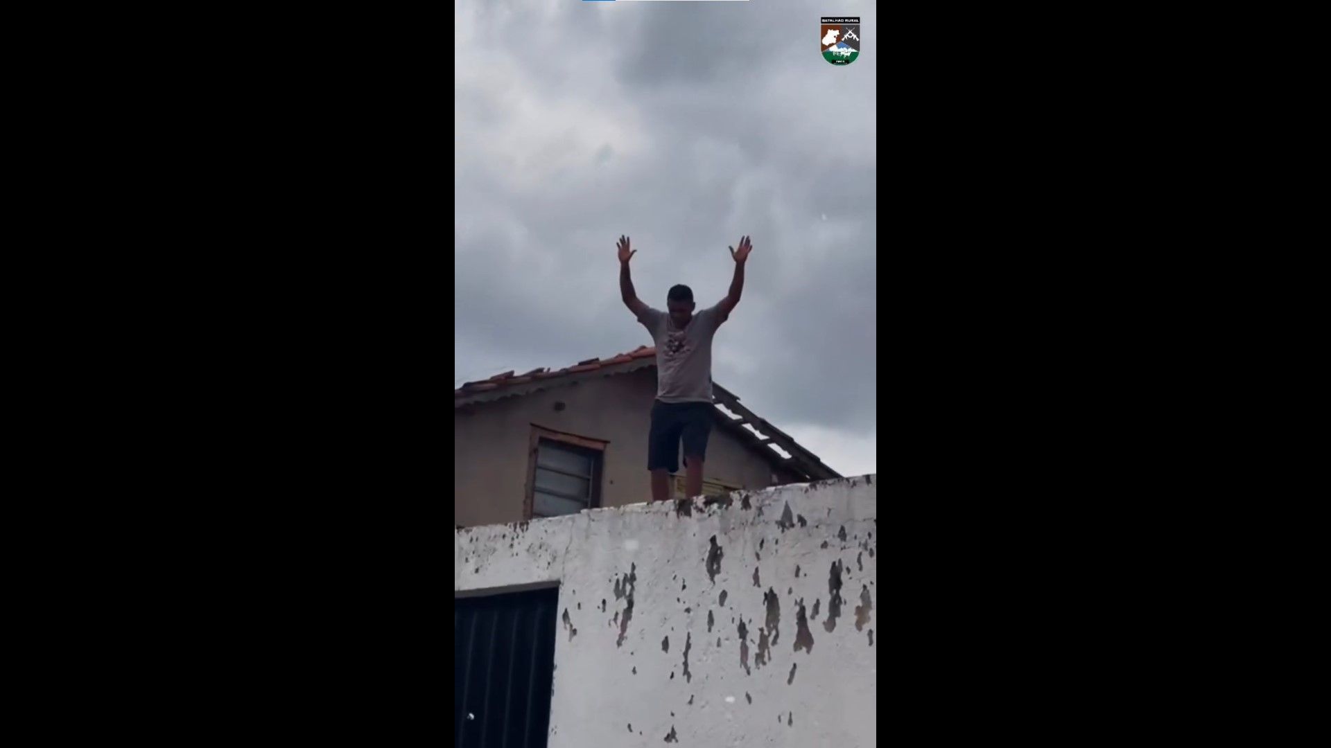 Momento em que o suspeito é rendido por policiais em Aparecida de Goiânia