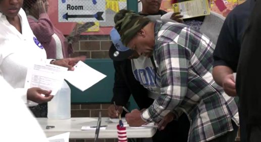 Eleitor assina documento para votar nos Estados Unidos