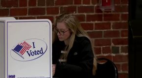 Eleitora vota em Charlottesville, Virginia, durante pleito nos Estados Unidos