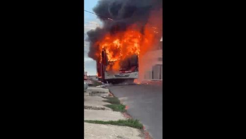 Ônibus incendiado na região metropolitana de Belo Horizonte