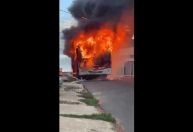 Ônibus com passageiros pega fogo e fica completamente destruído em MG; veja