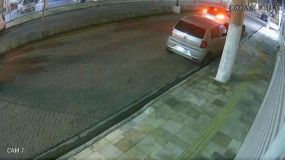 Às 4h32, Marcelly Peretto e Rafaela Costa chegam de carro ao prédio de Marcelly, irmã da vítima