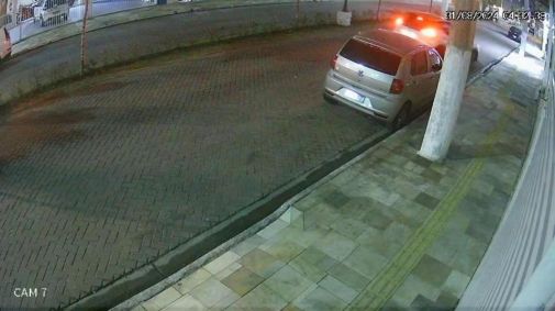 Às 4h32, Marcelly Peretto e Rafaela Costa chegam de carro ao prédio de Marcelly, irmã da vítima