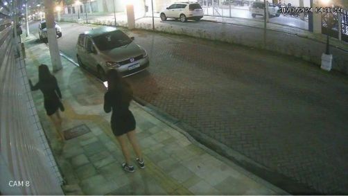 Marcelly e Rafaela –irmã e esposa da vítima– chegam ao prédio de Marcelly entram no prédio de Marcelly às 4h38