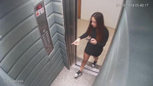 Uma hora após ser flagrada abraçando a cunhada no elevador, Rafaela (mulher da vítima) sai do apartamento de Marcelly e entra no elevador