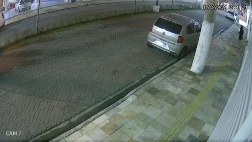 Pouco mais de uma hora antes do crime, Rafaela deixa o prédio de Marcelly em direção ao seu carroA