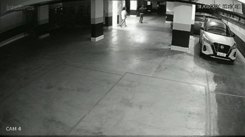 6:04: Minutos após o crime, Mario e Marcelly acessam a garagem e vão até o carro dele