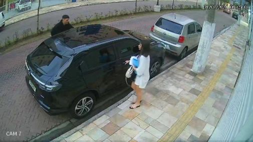 Com outra roupa, Marcelly entra no carro de Mario logo após o crime contra o irmão dela