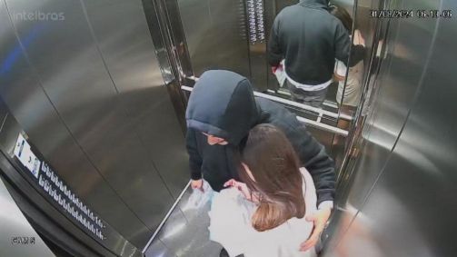 Às 6h13, cerca de 25 minutos após o crime contra seu irmão, Marcelly abraça e encosta a cabeça no peito de Mario, que teria dado as facadas em Igor