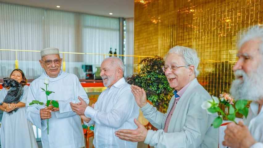 Lula (ao centro) recebeu religiosos para cerimônia ecumênia sobre os cinco anos de sua libertação; evento contou com a participação de Janja, junto com a cachorra Resistência