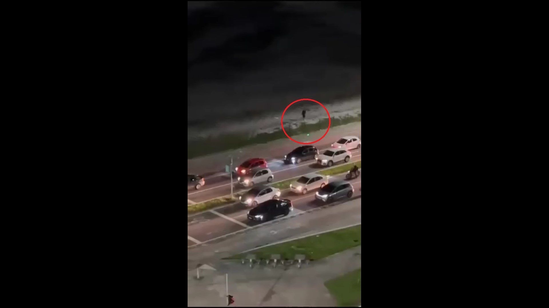Momento em que suspeito se aproxima de carro no Rio de Janeiro; moradores usam laser para alertar motoristas