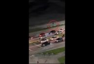 Vídeo: no Rio, moradores usam laser para alertar motoristas sobre assaltantes