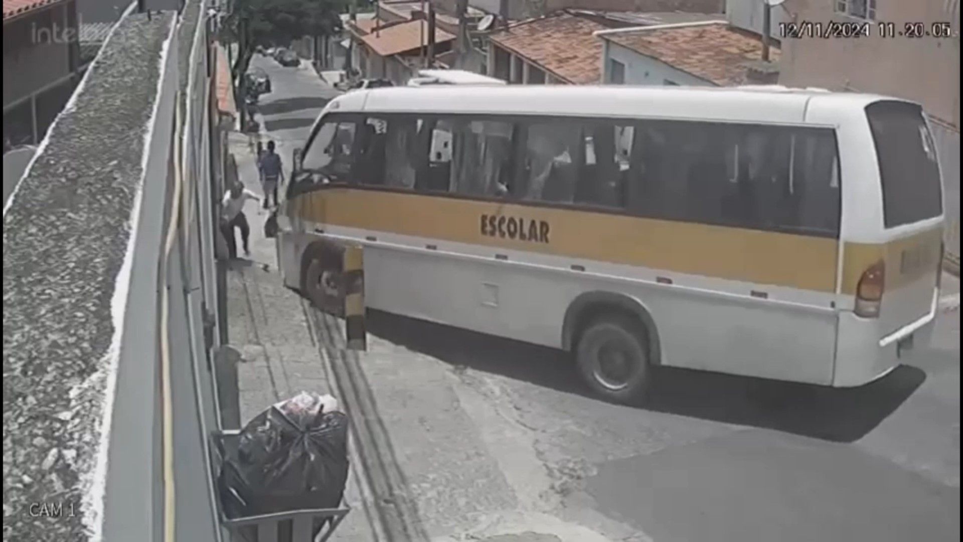 Momento em que o ônibus se aproxima da jovem na Grande BH