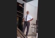 Mulher se filma ofendendo segurança negro e posta conteúdo em redes sociais