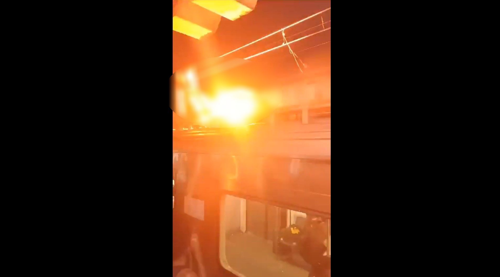 Momento em que ocorre uma explosão depois que um passageiro tenta resgatar o "surfista de trem" no Rio de Janeiro