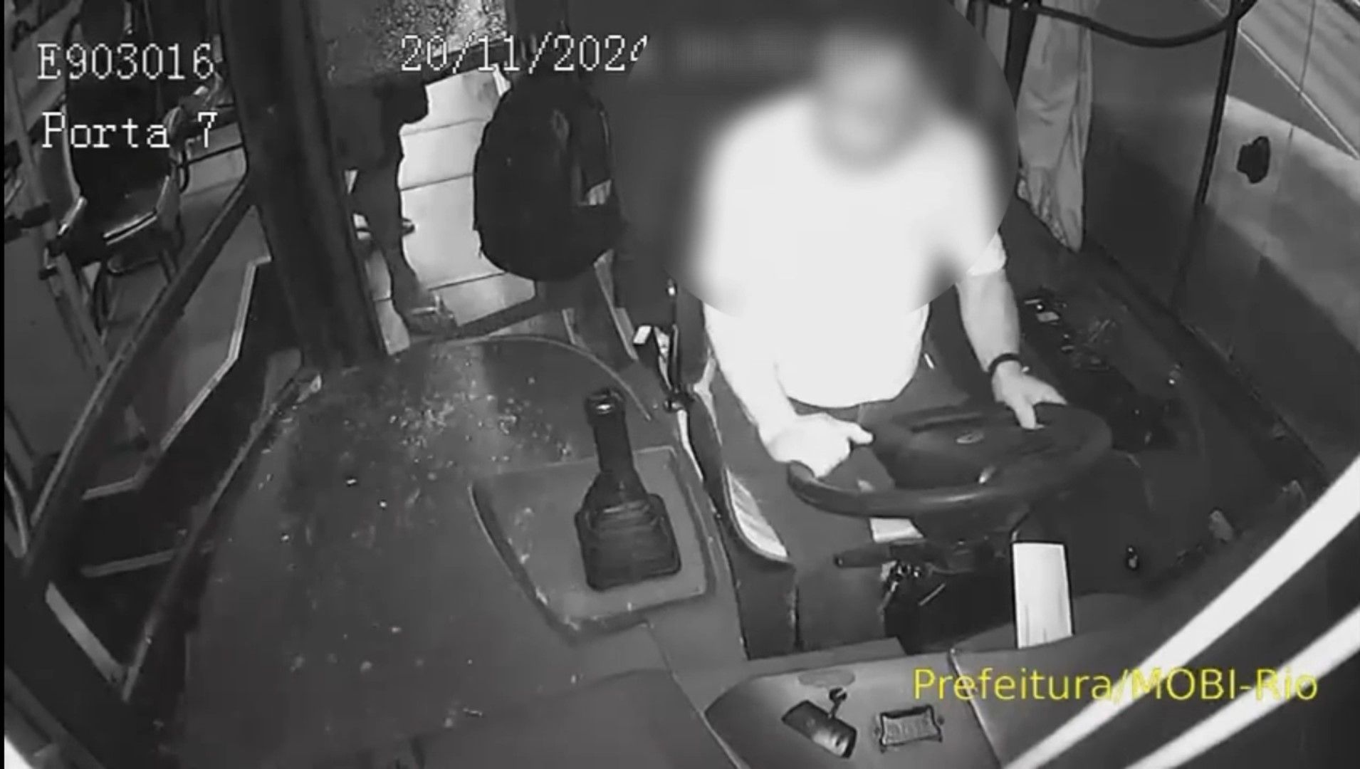 Momento em que o passageiro quebra o vidro interno do ônibus no Rio