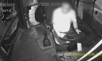 Vídeo: irritado após dormir e perder o ponto, passageiro quebra vidro de ônibus no Rio