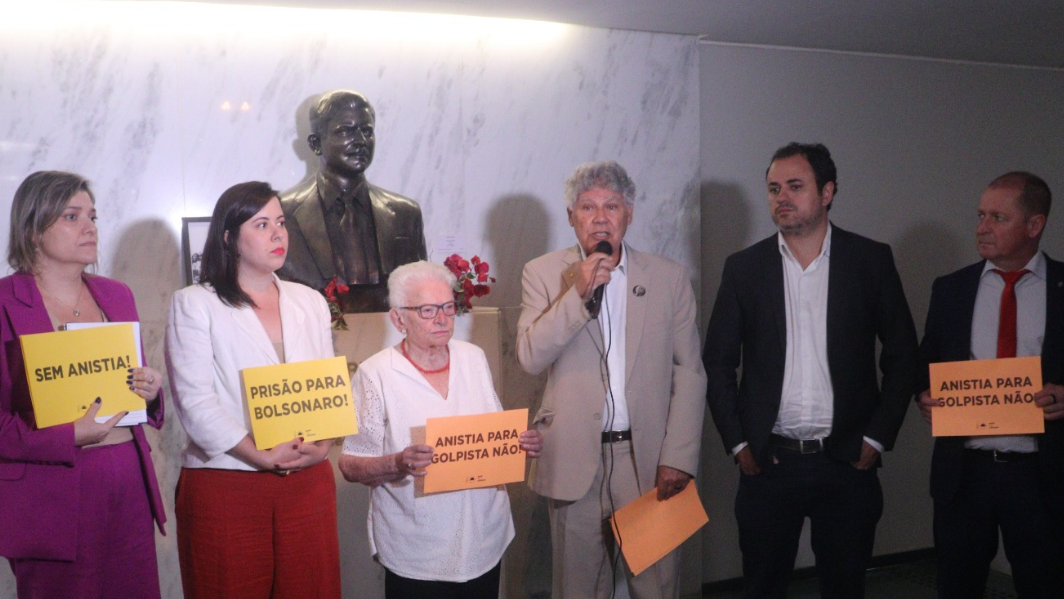 Deputados do PSOL fazem ato na Câmara contra o PL da Anistia
