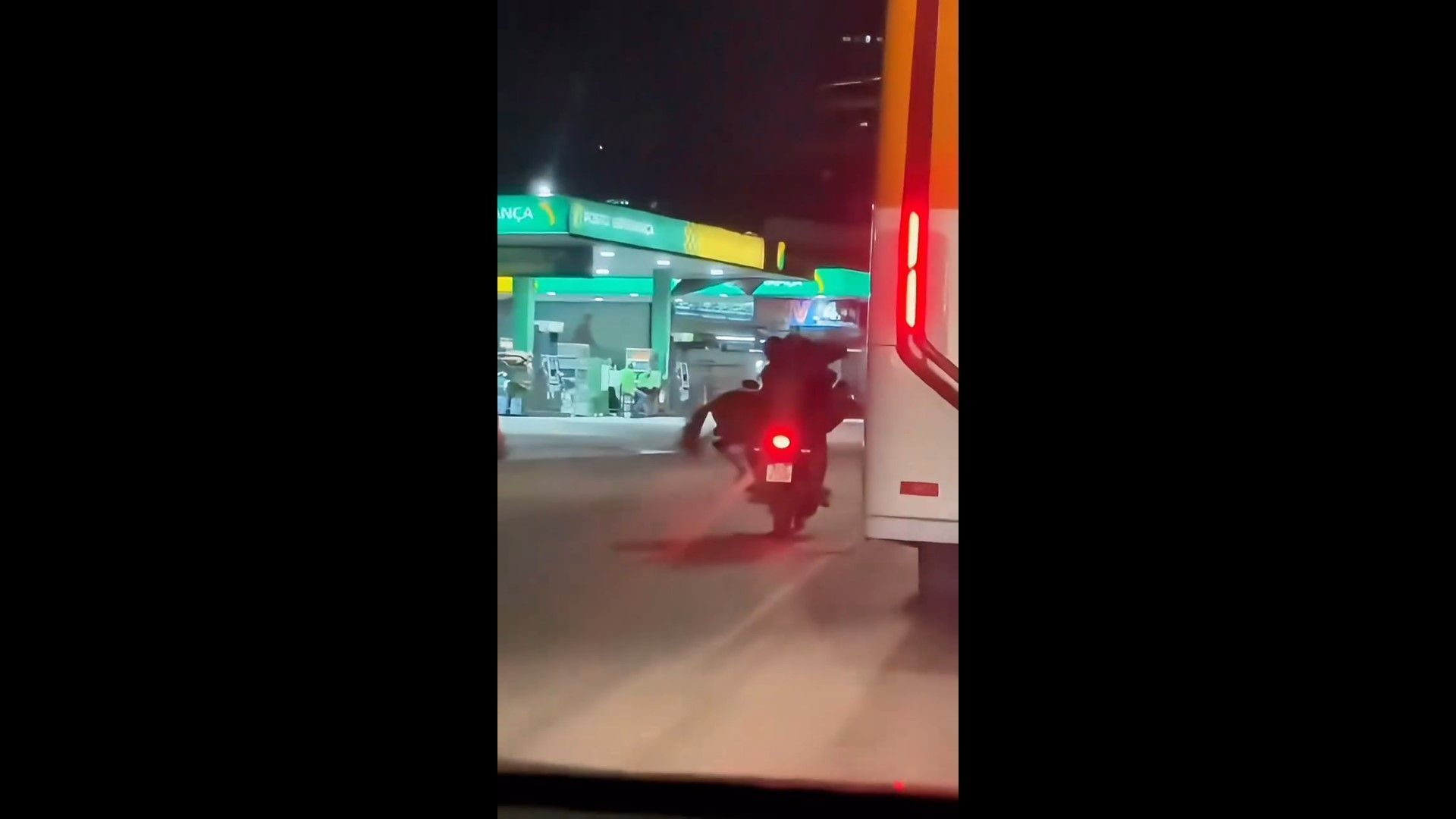 Cavalo sendo transportado de moto em Nova Iguaçu