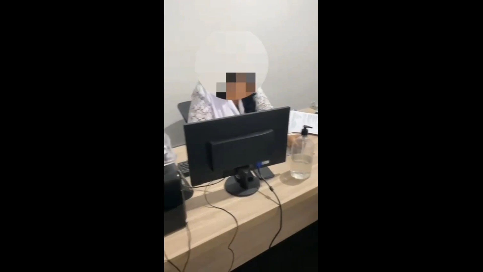 Momento em que a falsa médica é abordada pelo policial