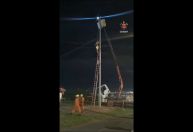 Vídeos: Trabalhador fica preso no alto de poste e é resgatado por bombeiros