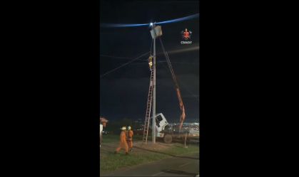 Vídeos: Trabalhador fica preso no alto de poste e é resgatado por bombeiros