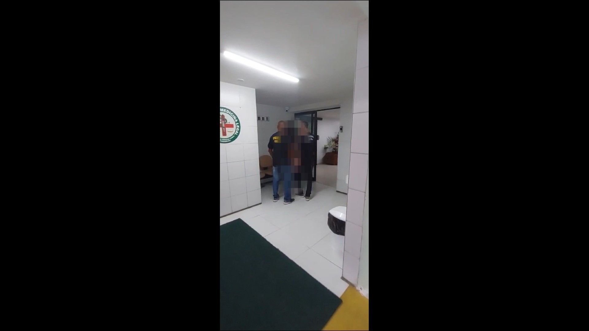 Momento em que o estudante de medicina é preso dentro de faculdade em Olinda
