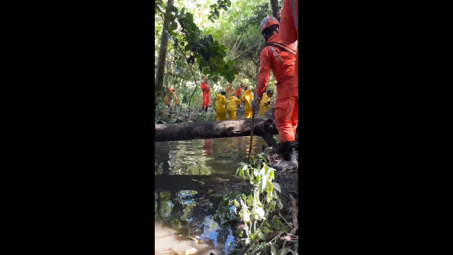 Trabalho dos bombeiros durante as buscas pela menina que desapareceu após cair em bueiro na Bahia