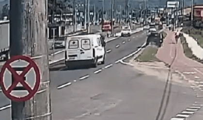 Homem é preso após atropelar ciclista e bebê em Caraguatatuba (SP)