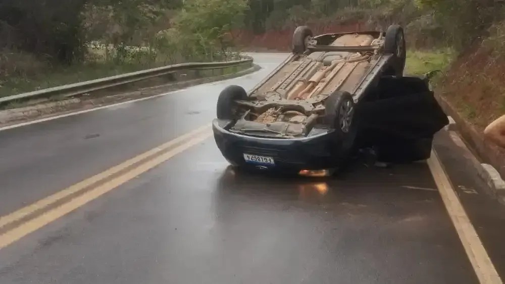 Carro de Leandro Ferreira após o acidente