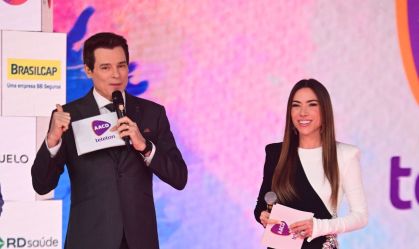 No Teleton, Patrícia Abravanel e Celso Portiolli caem em tanque d'água; assista