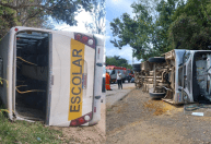 Ônibus escolar tomba e deixa ao menos 10 feridos em Embu-Guaçu (SP)