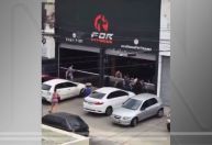 Homem é baleado em academia de Salvador e alunos fogem pulando portão