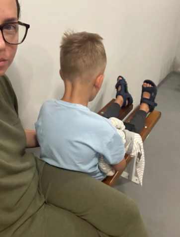 Com a intensidade crescente dos ataques de drones russos em Kiev, Victoria Kovalchuk e seu filho de 6 anos, Teo, passaram quase todas as noites dos últimos 2 meses no abrigo de sua casa ou no banheiro. • Acervo Pessoal/Victoria Kovalchuk