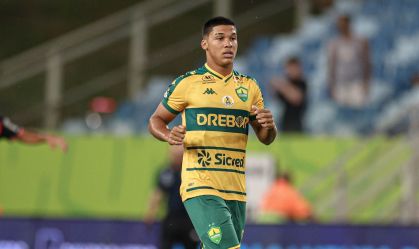David Miguel, de 17 anos, estreia no Cuiabá e paga promessa de joelhos; entenda