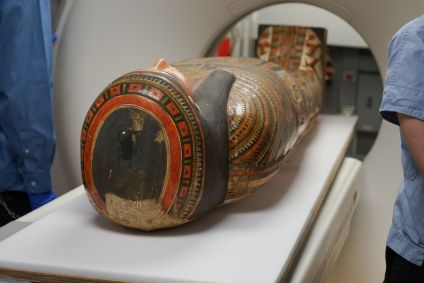 Tomografia ajuda a resolver um mistério de 3 mil anos sobre uma mulher egípcia