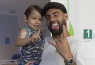 Artilheiro do Corinthians visita hospital e se diz "renovado"; veja