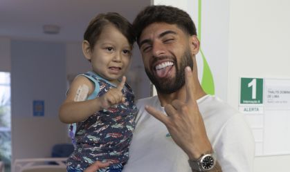 Artilheiro do Corinthians visita hospital e se diz "renovado"; veja