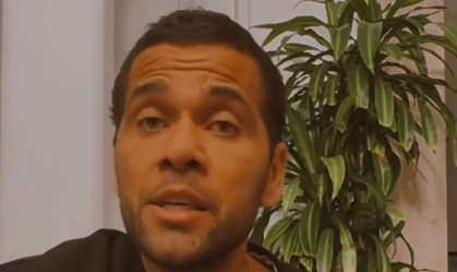 Após sair da cadeia, Daniel Alves posta cantando música gospel