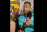 Seleção Brasileira: Torcedor ganha autógrafo em bloco de notas do celular