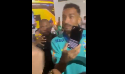 Danilo dá autógrafo em celular
