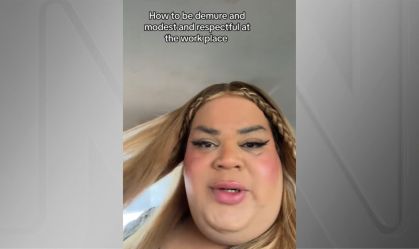 "Demure" é eleita a palavra do ano por dicionário online; saiba o significado