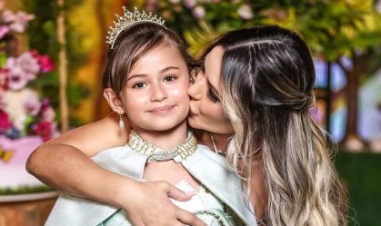 Deolane Bezerra e filha