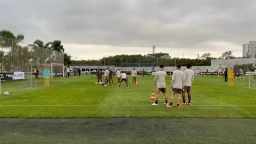 Depay de drible desconcertante em Caetano